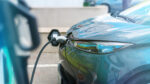 Véhicule électrique en train de charger